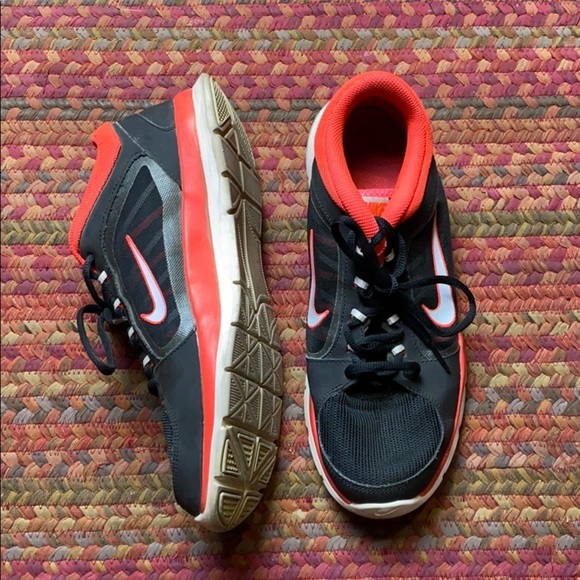 HOT PINK & BLACK NIKE RUNNING SHOES - Picture 1 of 7
